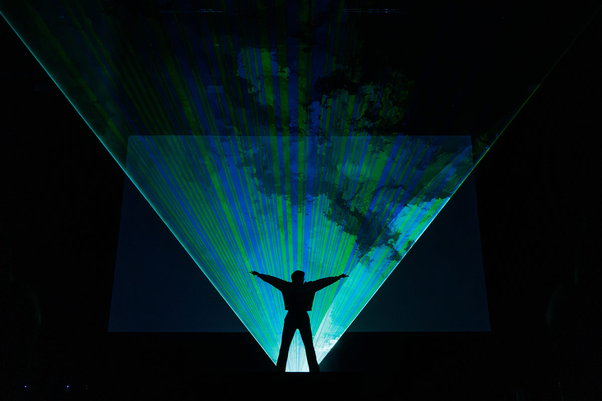 Lazer Girl light show, entertainment, Oslo, entertainment for hire